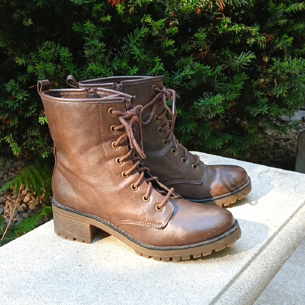 Madden Girl Women's Gamer Lace-Up Boot Size 9. EUC